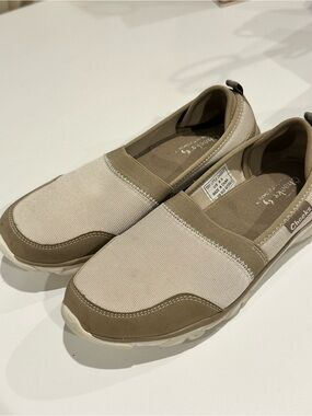 Cheeks Women’s Slip-On Sneakers in Beige and Tan